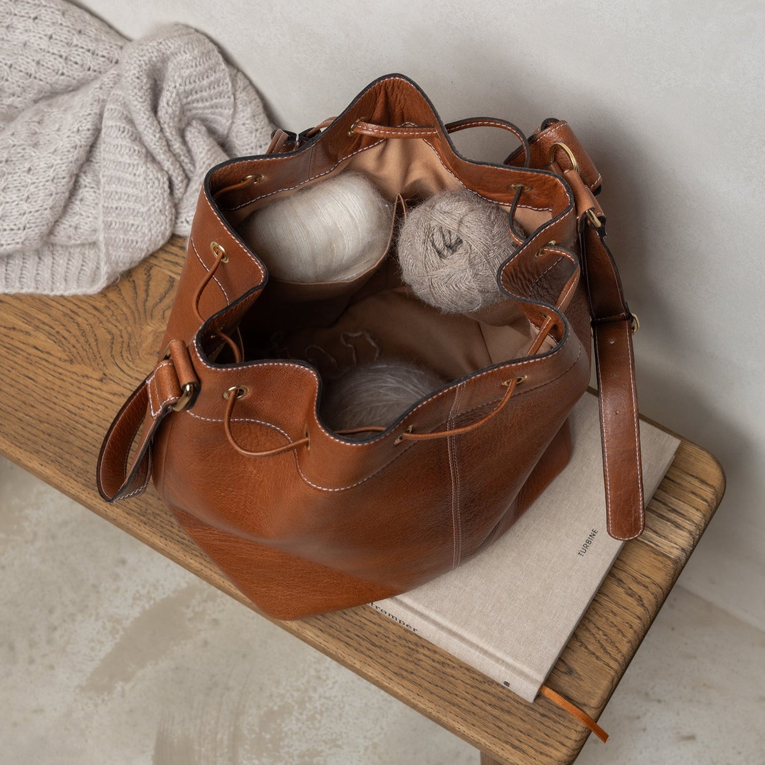 Project 20 - Elegant bucket bag i læder til dine strikke/hækleprojekter