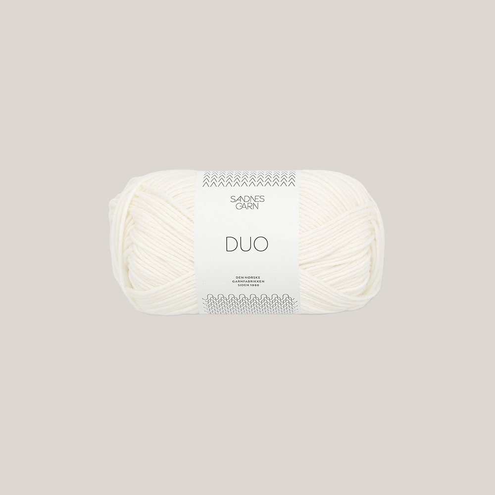 Duo fra Sandnes garn. køb det hos Den Lille Garnbiks. En blandingsgarn af 55% uld og 45% bomuld. Farve 1002 hvid.