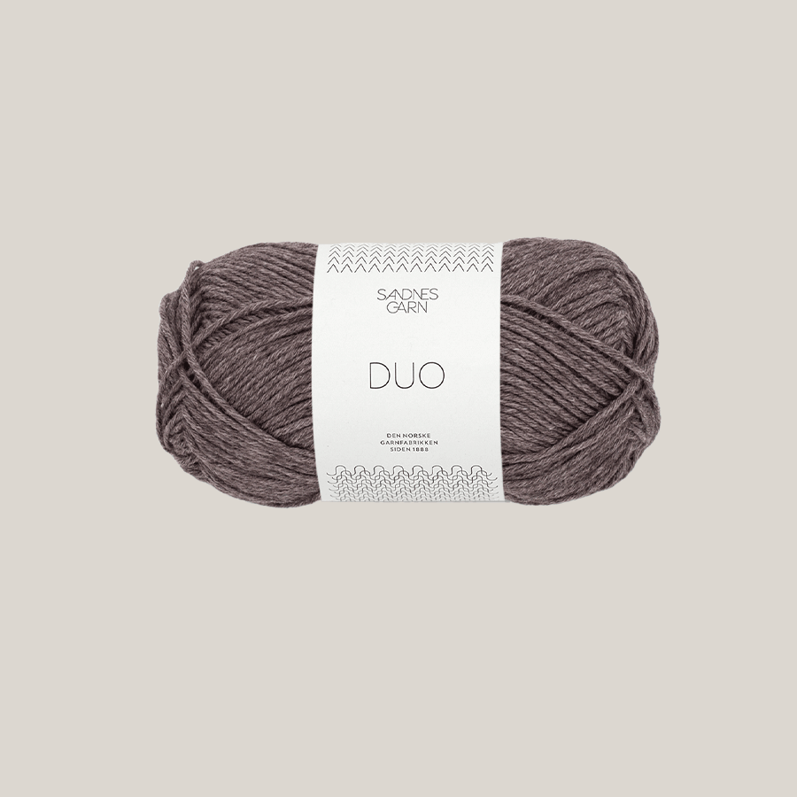 Duo fra Sandnes garn. køb det hos Den Lille Garnbiks. En blandingsgarn af 55% uld og 45% bomuld. 115 meter på 50 gram. strikkepind 3,5 millimeter - 4 millimeter. Farve 3871