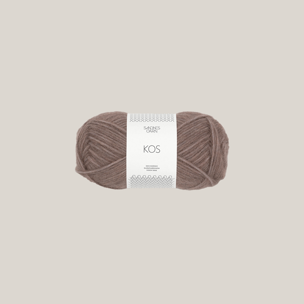Kos fra Sandnes Garn – blødt og luftigt alpaka- og uldgarn med nylon, perfekt til lune trøjer og accessories, forhandles hos Den Lille Garnbiks. løbelængde på 150 meter på 50 gram. perfekt til bløde og vamset sweatre. strikkepinde 4,5 millimeter til 6 millimeter. Farve 3161