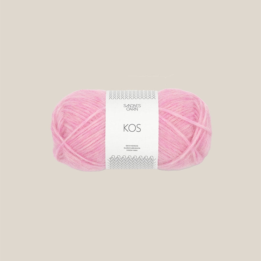 Kos fra Sandnes Garn – blødt og luftigt alpaka- og uldgarn med nylon, perfekt til lune trøjer og accessories, forhandles hos Den Lille Garnbiks. løbelængde på 150 meter på 50 gram. perfekt til bløde og vamset sweatre. strikkepinde 4,5 millimeter til 6 millimeter. Farve 4614
