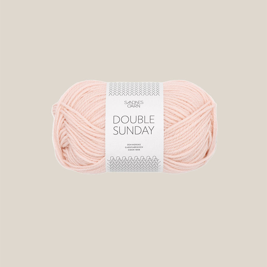 Double sunday fra Sandnes Garn. 100% merino. Køb det hos Den Lille Garnbiks. 108 meter på 50 gram. Strikkepind 3,5 millimeter til 4,5 millimeter. Farve 3509, ballet tutu