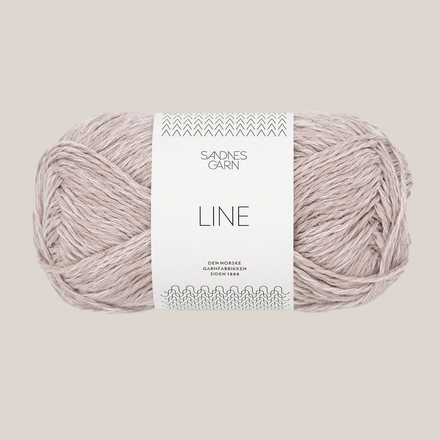 Line fra Sandnes Garn. Køb det hos Den Lille Garnbiks. Sommergarn. Viskose,hør, bomulds blanding. løbelængde på 110 meter på 50 gram. strikkes på en strikkepind 3,5 millimeter-4 millimeter. Farven lys beigemeleret, 2331
