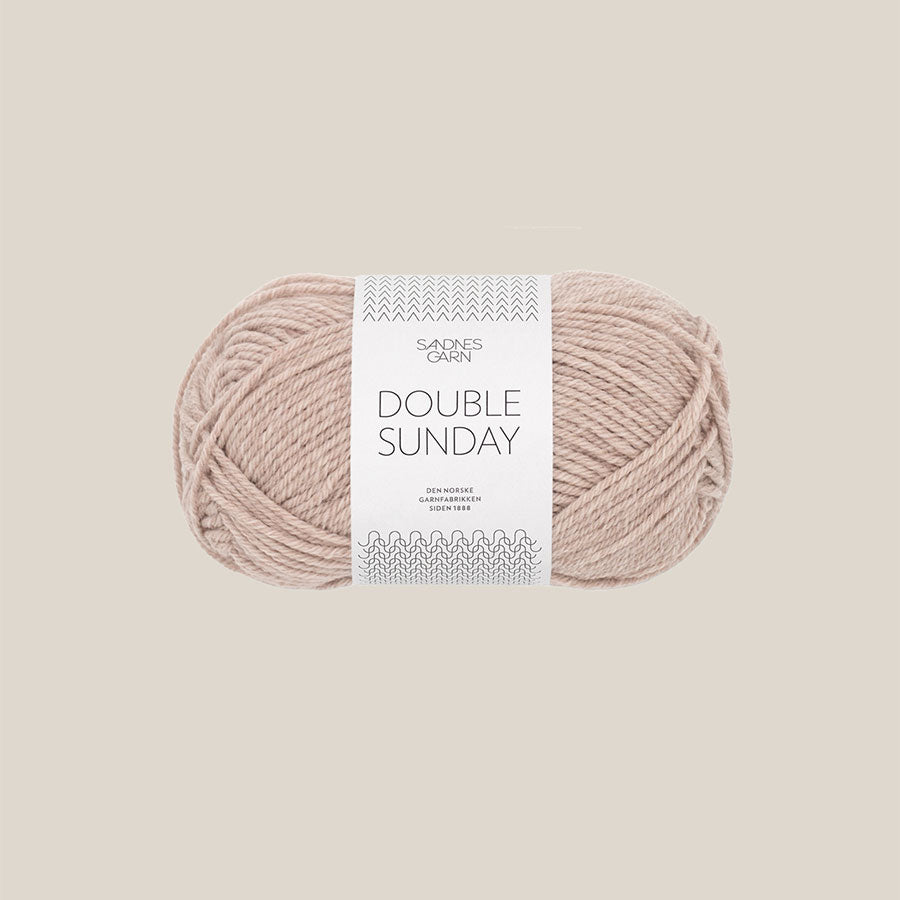 Double sunday fra Sandnes Garn. 100% merino. Køb det hos Den Lille Garnbiks. 108 meter på 50 gram. Strikkepind 3,5 millimeter til 4,5 millimeter. Farve 2650