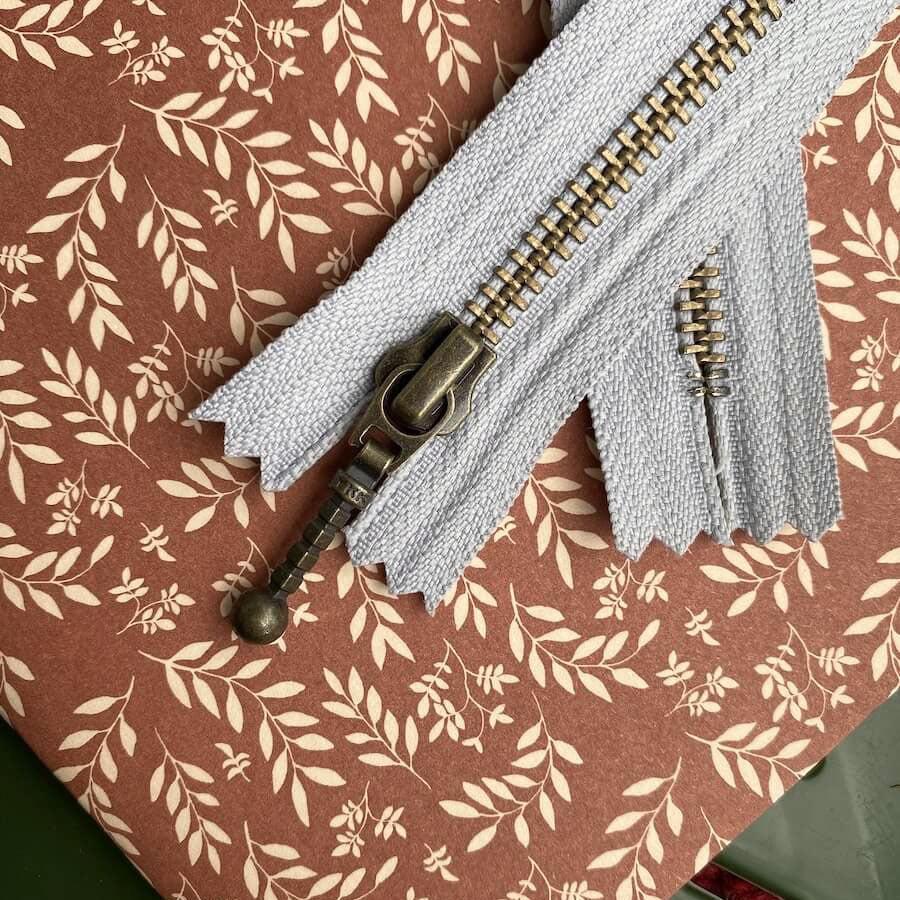 Petiteknit 35 cm Duegrå - Zipper Sweater Lynlås