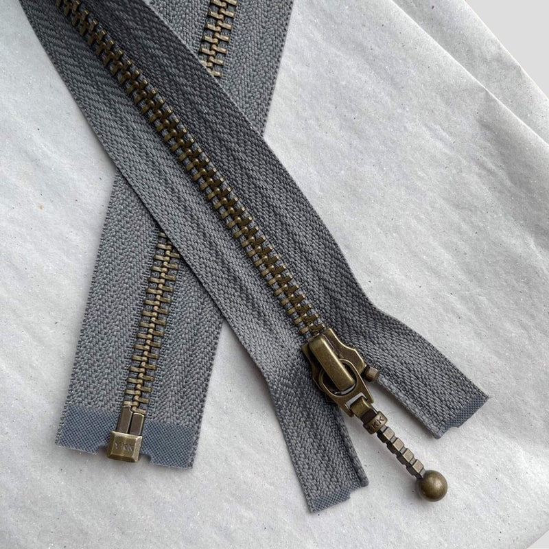 Petiteknit 45 cm Granit - Zipper Jacket Lynlås